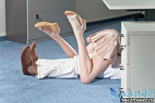 女子与七旬老汉私奔,女人出轨后的5大反常表现