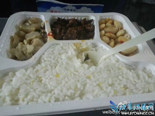 高铁盒饭现黑虫，高铁盒饭又贵又难吃