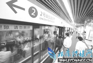 地铁急刹被摔骨折，地铁为什么会急刹车？