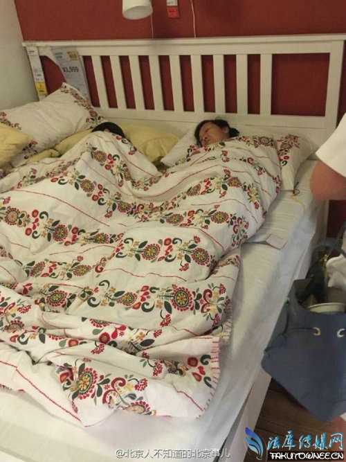 宜家情侣搂抱躺床,为什么宜家里面可以睡觉?