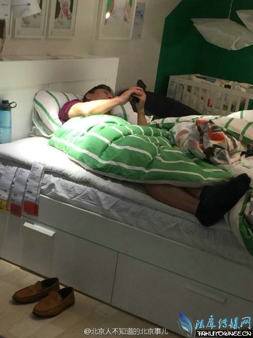 宜家情侣搂抱躺床,为什么宜家里面可以睡觉?