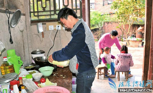 辍学打工女童的悲惨生活,为什么越穷的地方越生孩子?
