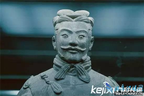 揭秘为什么兵马俑不戴头盔之谜,古代士兵的盔甲有没有用?