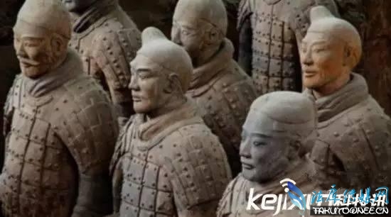 揭秘为什么兵马俑不戴头盔之谜,古代士兵的盔甲有没有用?