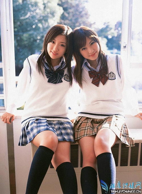 日本女学生校服的裙子为什么这么短?日本女学生冬天也要穿裙子吗?