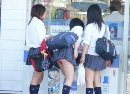 实拍日本着装清凉的高中女学生，日本校服的裙子为什么会那么短？