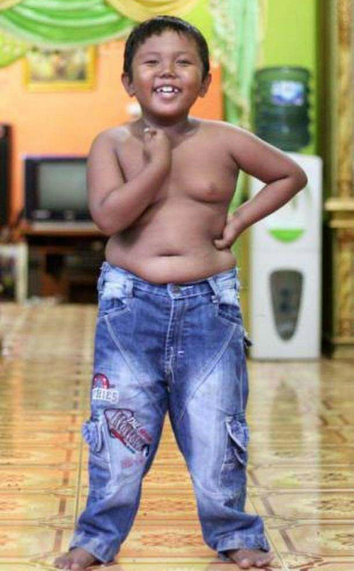 2岁烟鬼小胖子是谁？印尼抽烟的小胖子现状如何？