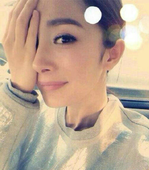 杨幂自拍为什么从不露全脸?半脸自拍更容易突出五官中