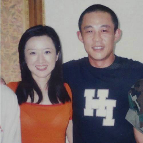 2011年侯勇和比自己小11岁的第二任妻子潘雨辰在辽宁的老家举行了