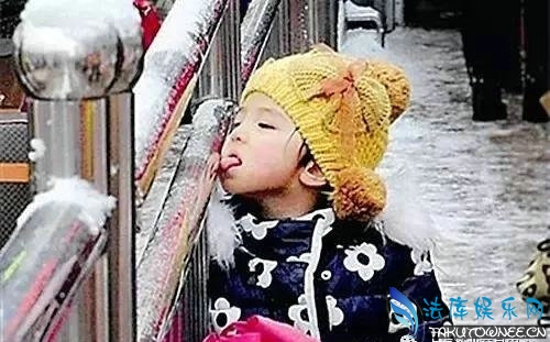 东北冬天的铁为什么是甜的?东北舔铁棍真的能沾上舌头吗?