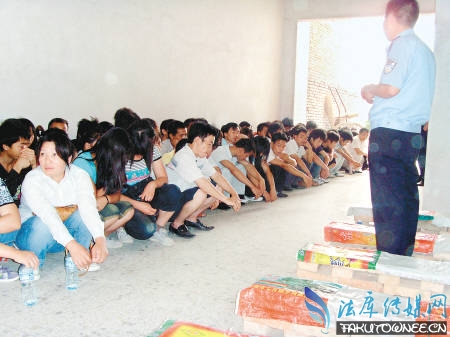 在传销组织男女混居,传销的人每天都在干什么?