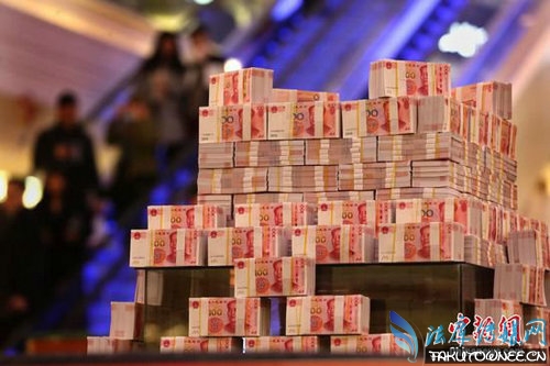 一斤100元钞票多少钱？1000万现金摆放出来的现金图片