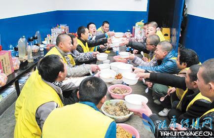 看守所在押人员伙食标准,看守所的人每天都需要干什么?