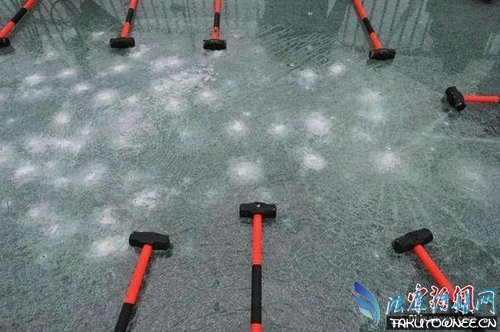 张家界玻璃栈道碎过吗?玻璃栈道真的有那么吓人吗?