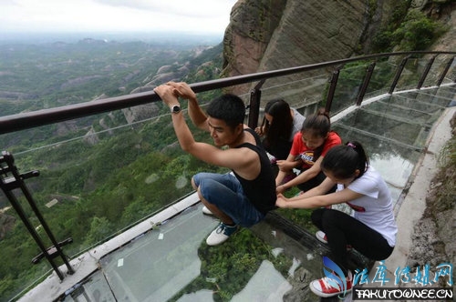 张家界玻璃栈道碎过吗?玻璃栈道真的有那么吓人吗?
