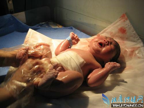 中国孕妇顺产分娩录像,老公可以进产房陪伴孕妇吗?