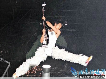 谢霆锋演唱会砸吉他,谢霆锋当年怎么出名的?